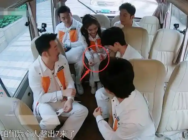 跑男按年龄发的牌子,baby偏找蔡徐坤换,没想到女神也怕老?