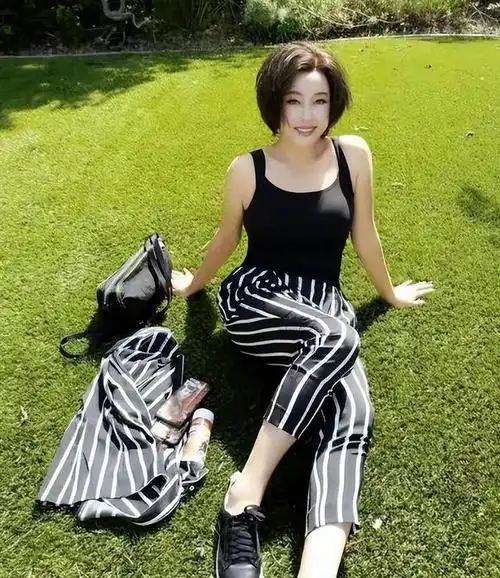 稳定下来,刘晓庆准备好好发展事业的时候,但却得知自己怀孕了.