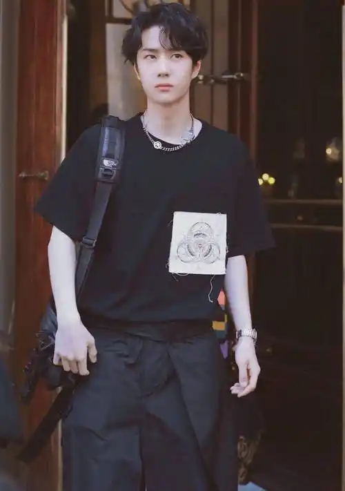 对于王一博来说,黑色能够代表他内心沉稳性格,也会更加考验他的时尚