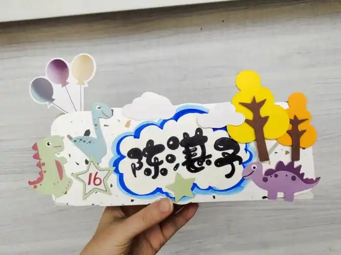 给儿子新学期制作的名字牌,废物利用蛋糕店里的恐龙插牌,蛋糕盒,手写
