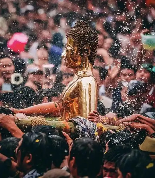 招募清迈4月千万不要去泰国因为你将参与史上最长泼水节