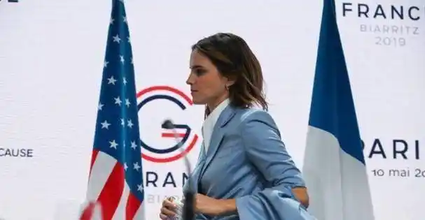 原创曾拒绝王子的艾玛又传新恋情一身短上衣配萝卜裤露腰造型太吸睛