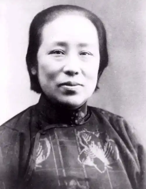 之后抗日战争爆发,北平变得鱼龙混杂,有一个名字叫汪精卫的经常带朋友