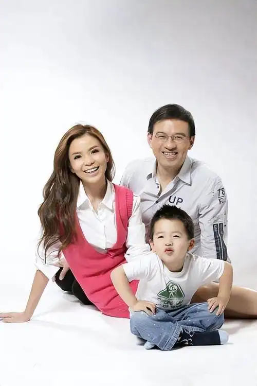 回顾女主持人朱迅嫁普通的湖南丈夫吃婆婆剩饭伺候瘫痪公公