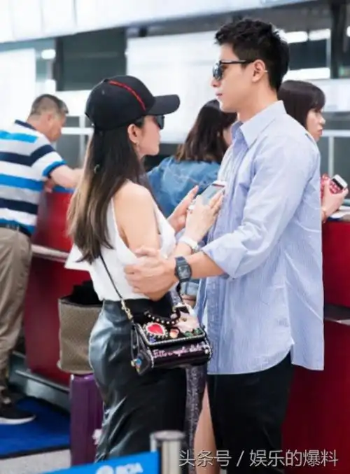 李冰冰与小16岁男友许文楠机场秀恩爱 两人拉行李箱都要牵手