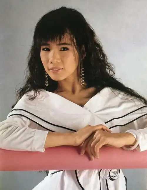 歌词粉红色的回忆是谁唱的 凭粉红色的回忆爆红(8)