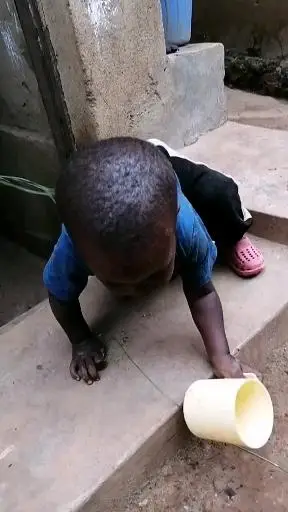 非洲的小孩真好生存