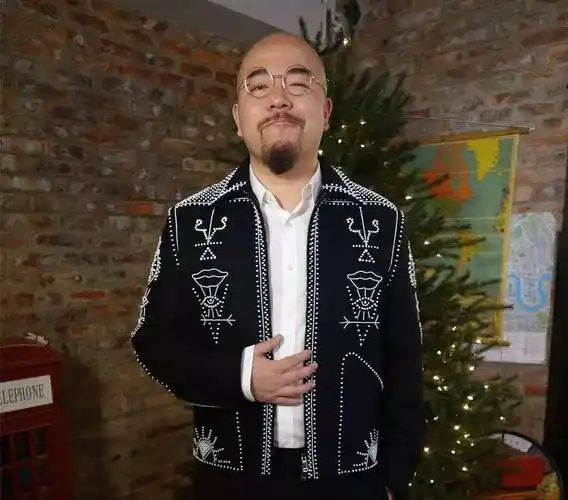 黄伟文用一首歌捧红一位歌手成为天后歪闷称她为亿万之裙