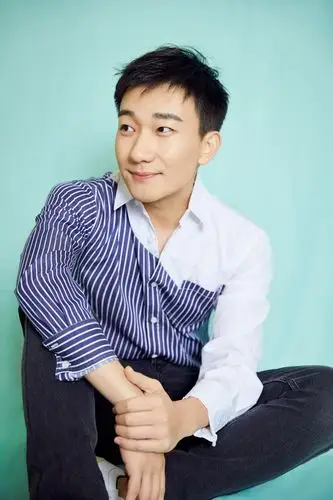 吴昊宸写真温暖十足 凝眸浅笑上演学长侧颜杀