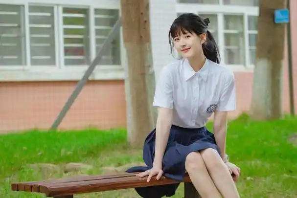 赵露思,这次在《偷偷藏不住》中饰演女主桑稚,从高中生到大学生完全