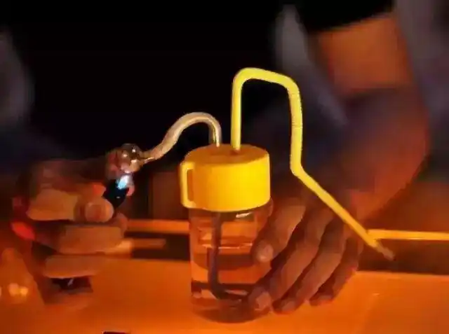 就觉得吸一吸没事,更觉得毒瘾不难戒,在他们的眼里吸毒几乎是和吸烟一