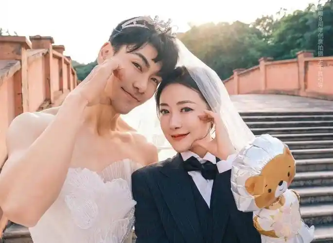 好甜!陈紫函戴向宇庆祝结婚8周年,再现《恶作剧之吻》高光桥段