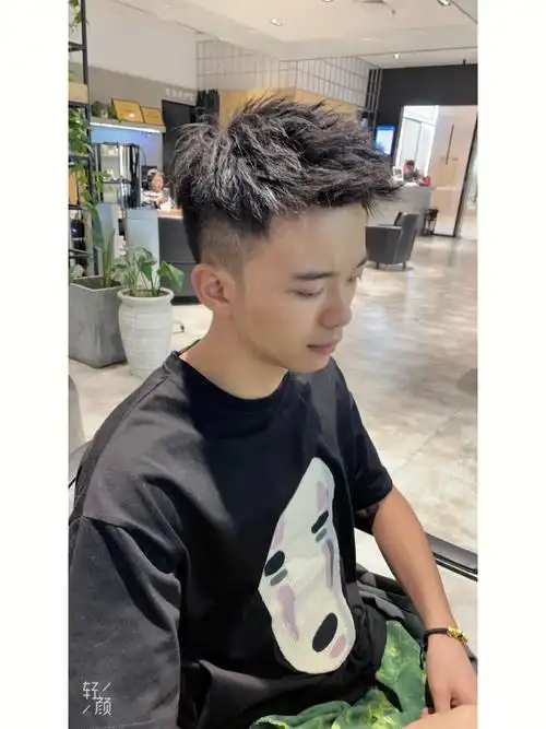 男生碎盖飞机头,用的是摩根烫发的方法,平时自然吹干就可以了,在发尾