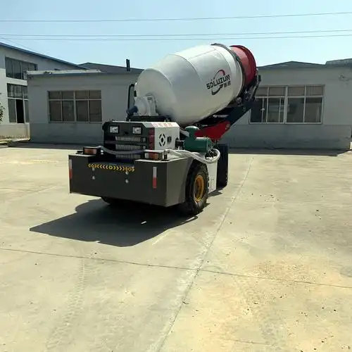 鲁樽3方搅拌机自动上料工作