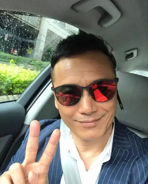 腿长到没朋友啊!又是墨镜!虽然苗大佬的领带比学友哥的领带选的好