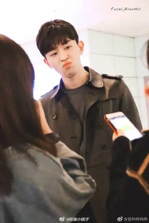 邓伦[超话]#我家小孩的嘟嘟嘴,出门在外嘟嘟嘴是要被亲亲的喔亲晕你