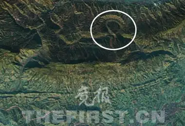 从卫星图片上可以看到蒙山顶"人脸"清晰可见"蒙顶山脉的卫星地图显示