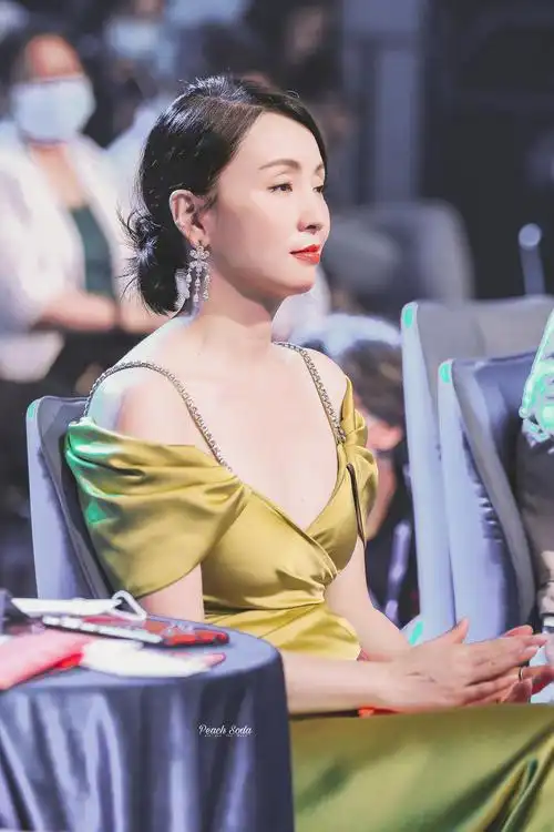 粉丝镜头下的陶虹49岁身材依旧保持的很好真耐看