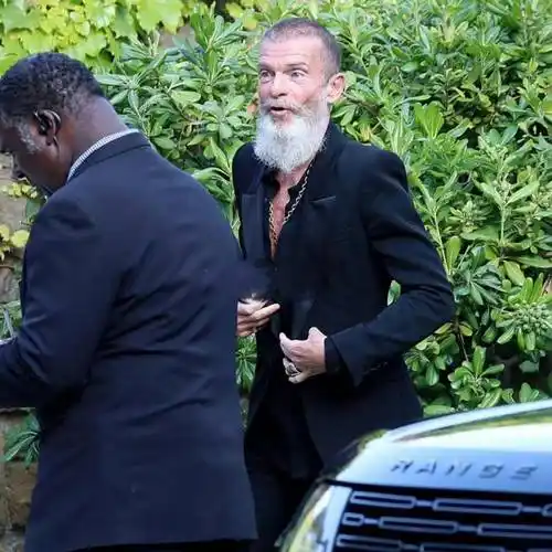 章子怡前未婚夫现身默多克婚礼,骨瘦如柴变化太大