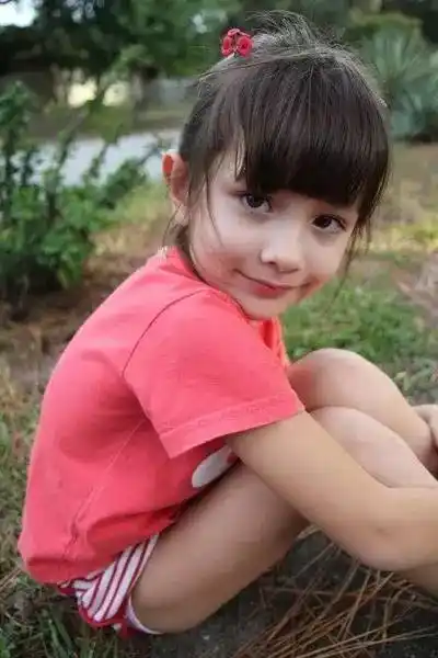 姐姐叫叫naomi,妹妹叫lisa 不通过头发长度或衣服颜色来分辨 还真是很