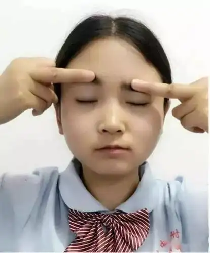 (3)眼轮匝肌:用力闭眼具体做法:两眉向中间集中,食指放在患侧眉毛内端