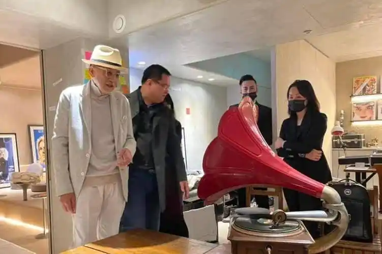 77岁秦汉近况曝光,专访现场摆放林青霞合照,分手30年仍孤单一人_生活