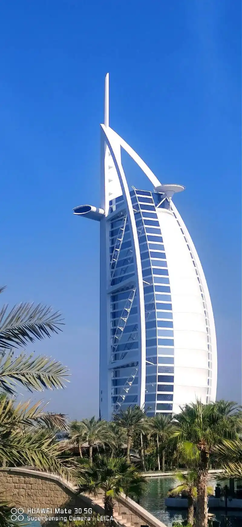 迪拜帆船酒店是世界上最早的七星级酒店,迪拜的标志性建筑.