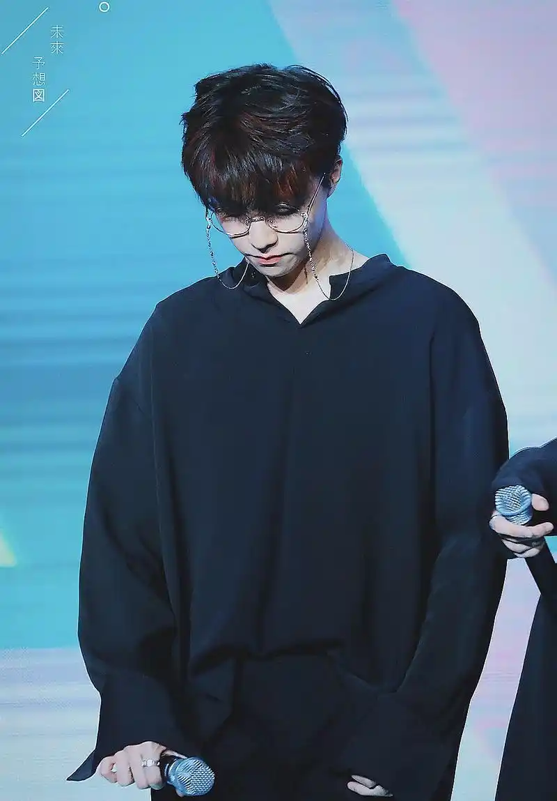 陈立农戴上眼镜,文艺气息扑面而来,看上去非常的撩!