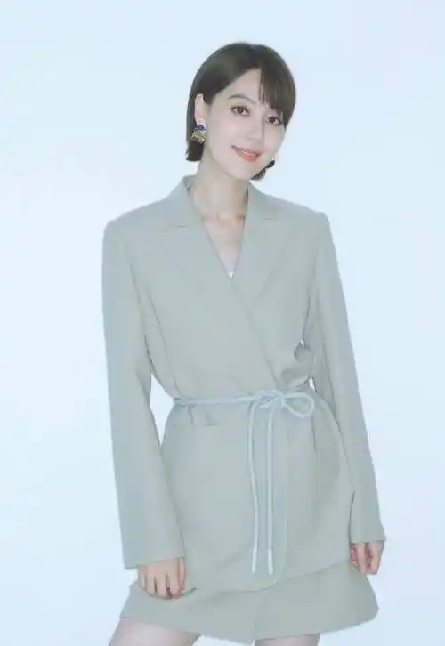 女主持王冠的绯闻人生,和她消失五年的真相