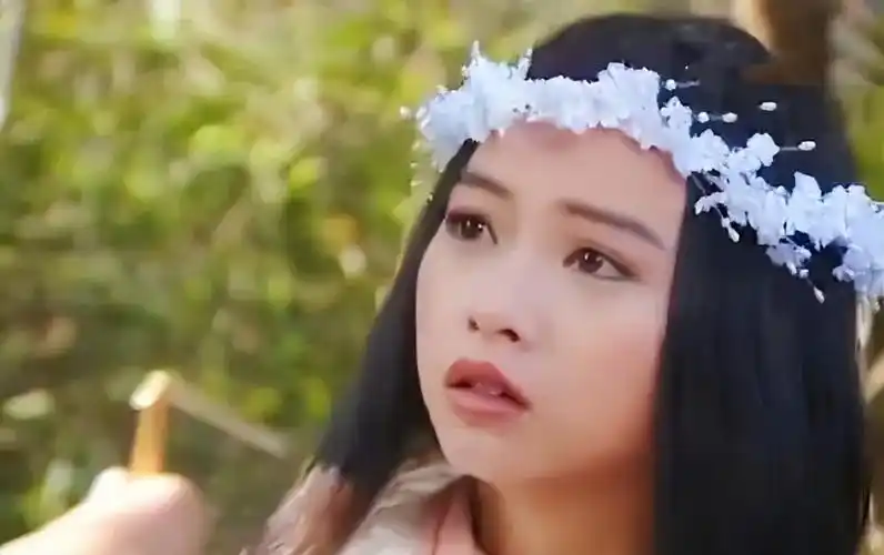 也有过既美且仙的角色,比如《日月神剑》中的小蝶,古灵精怪又可爱,她