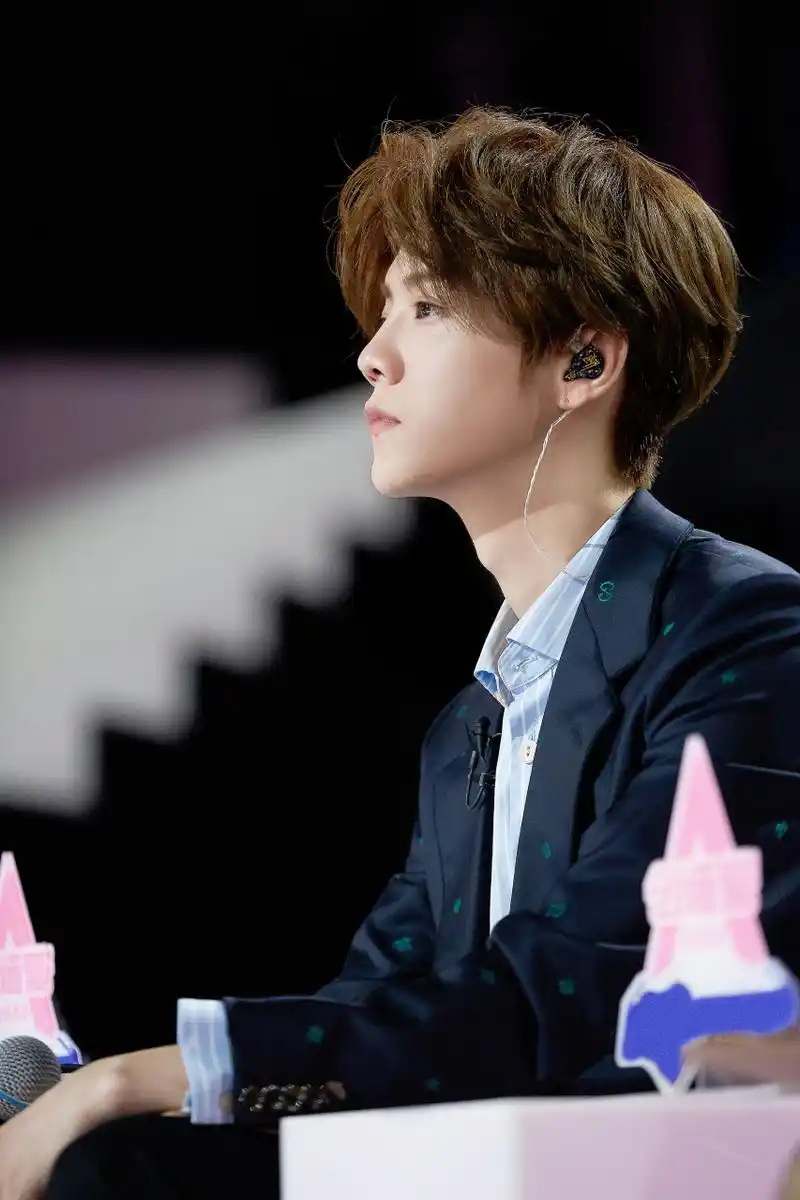 鹿晗 @鹿晗 昨日创造营首播,鹿教练上班!