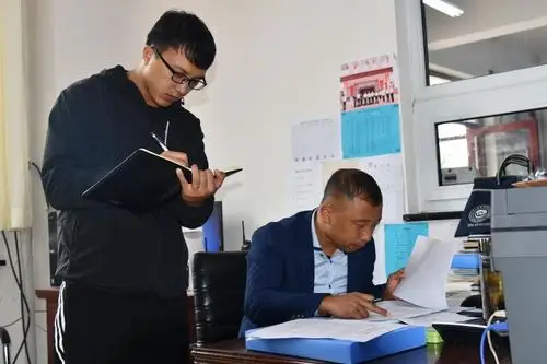 教育股副股长刘立臣同志在业务副校长马奎文同志