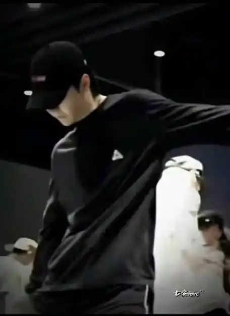 小"腰"精|王一博_新浪新闻