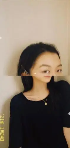 14岁李嫣晒拼接自拍照,刻意裁掉兔唇部位仍不自信,秀香肩锁骨