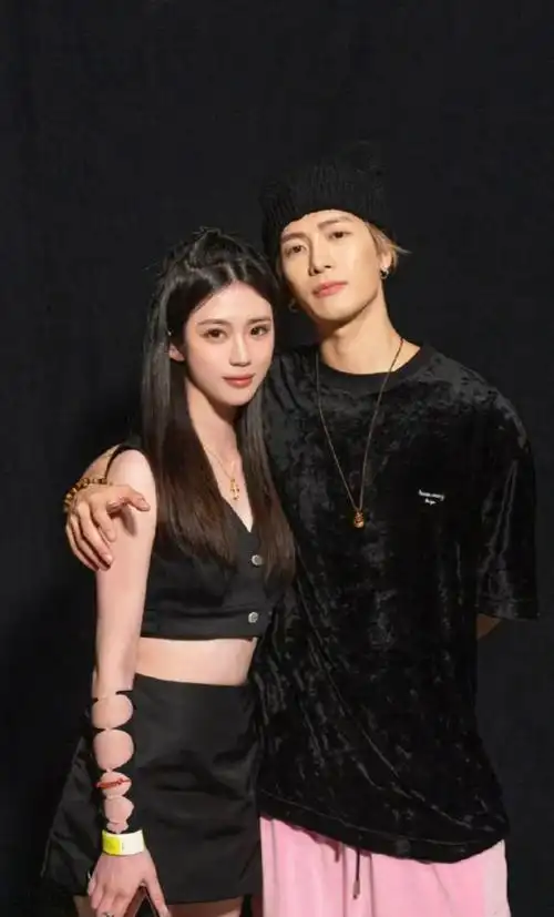 观众们可以与他进行零距离合影,并且能够亲密接触,当然前提是王嘉尔会