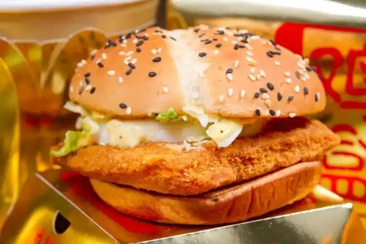 c位是夹层爆浆芝士的鸡排,大咬一口真的会爆浆,顶着一个太阳煎蛋,搭配