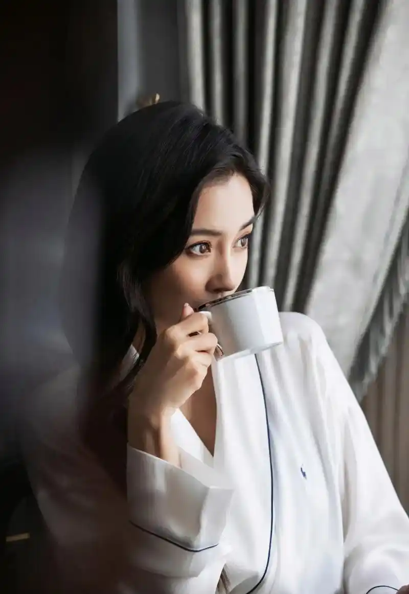 娱乐圈女明星杨颖酒店浴袍美照