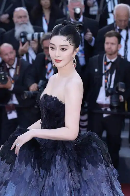 范冰冰穿baby梦中情裙压轴亮相!