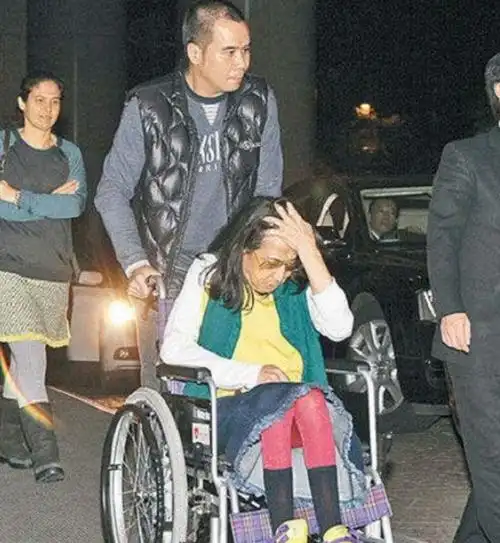 回顾何超英眼睁睁看着朱玲玲取代无能为力霍震霆给我最后的体面