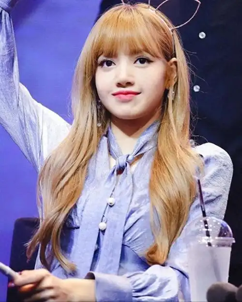 lisa官宣退出yg公司,穿短裙对镜下蹲漆黑一片,疑赴美入光明会