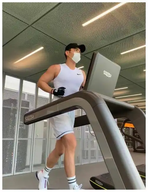 35岁杜江沉迷健身,健身房晒肌肉照,体格强健显魅力