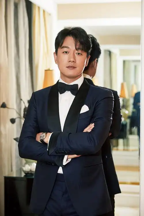 佟大为复古黑礼服亮相活动完美演绎优雅绅士格调