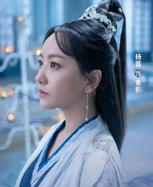 借着国家二级演员杨蓉的东风,24岁周也火了,只是晚了6年_腾讯新闻