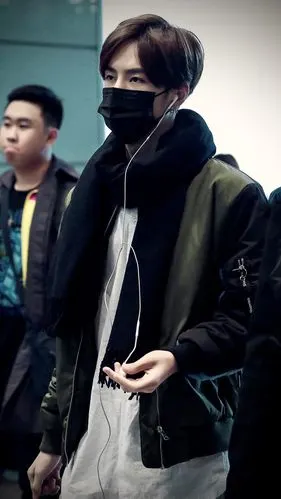 王一博 机场 街拍 壁纸 ()