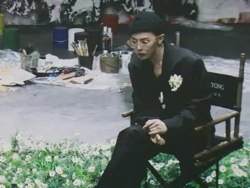 权志龙回归后首营业,黑西装配金丝眼镜,身披雏菊的"时代巨星"