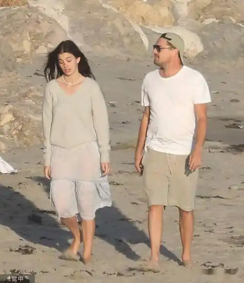 小李子莱昂纳多与女友海边度假亲吻拥抱恩爱十足