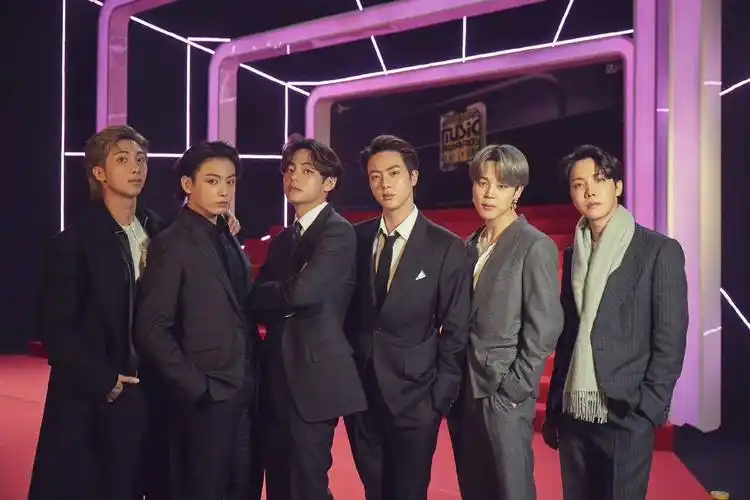 西装弹帅气登场!防弹少年团亮相"2020 mama"红毯