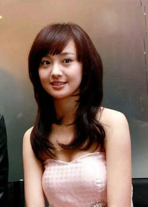 28岁郑爽瘦出新高度,穿小码紧身衣拍照,凹不出明显的身材曲线