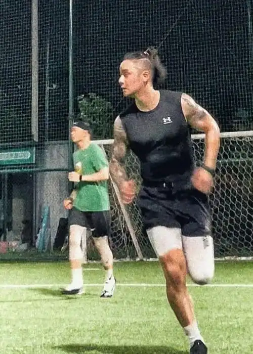 蒋劲夫罕见现身重庆,小饭馆用餐无人识,肌肉壮实手臂纹身吓人|唐嫣