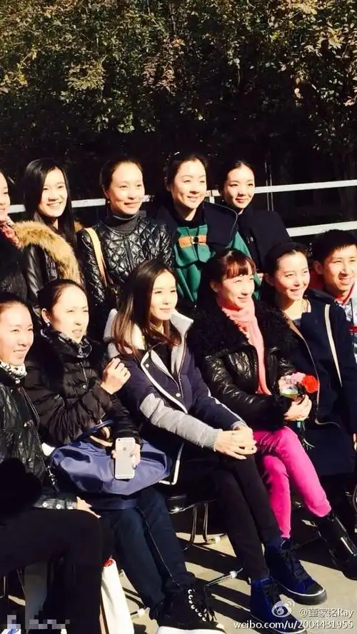 网曝刘诗诗早年同学合影 穿着随意显清秀(组图)